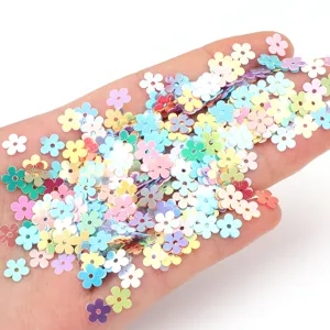 Vue detaillee de sequins de fleurs en PVC colores pour nail art DIY et artisanat en resine.