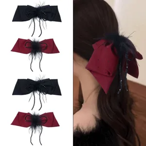 Elegante molla per capelli con fiocco in cristallo coreano, piume nere e nappe di perline