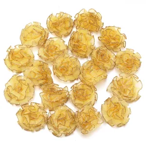 Goudgerande organza anjer bloemen hoofdjes, detailweergave voor handgemaakte DIY accessoires.