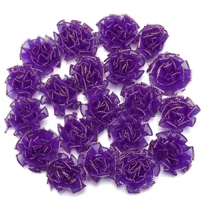 Gedetailleerde close-up van paarse organza lintbloemen met gouden randen, perfect voor DIY knutselwerk.