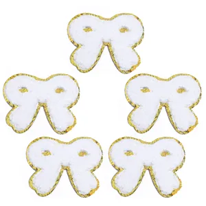 Ricamo ciniglia fiocco bianco bordo dorato termoadesivo accessorio per vestiti DIY 5pz