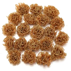Gedetailleerd overzicht van organza anjerbloem accessoires met gouden rand voor handwerk.
