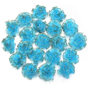 Blauwe organza anjer bloemen met gouden rand voor DIY haarspelden en kleding accessoires.