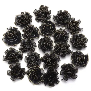 Zwarte netbloemen met gouden rand, delicate DIY handwerkdecoraties voor kleding en tassen.