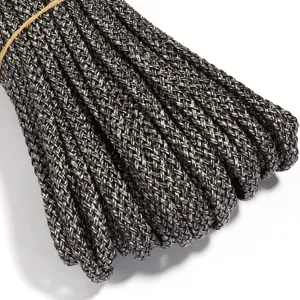 Detail van het 8-strengs platte PU-gevlochten touw met getextureerde zwart-zilveren weving.