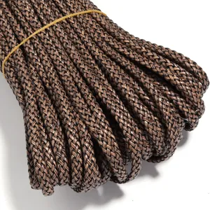 Gedetailleerde close-up van gevlochten PU leren band met bruin en zwart structuurpatroon.