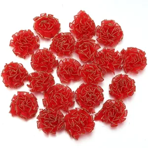 Detailopname van rode anjer bloemhoofdjes met goudrand voor DIY haarspelden en knutselaccessoires.