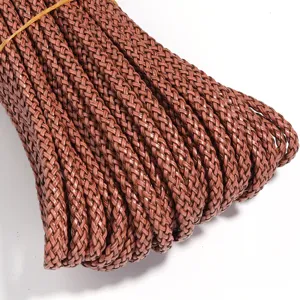 Bruin gevlochten PU leer touw detail close-up voor DIY accessoires handwerk bandjes.
