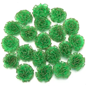 Groene organza anjerbloemen met gouden rand als accessoires voor doe-het-zelf handwerk en kledingdecoratie
