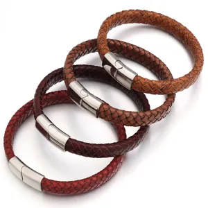 Minimalistische gevlochten leren armband van echt leer met roestvrijstalen magneetsluiting.