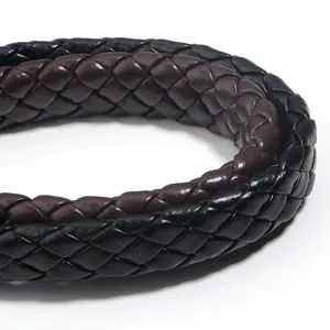 Gedetailleerde close-up van plat 4-strands PU-leder gevlochten touw, fijne textuur en duurzaam ontwerp.