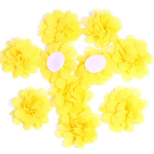 Gedetailleerd uitzicht van gele organza chiffon bloemen, handwerktoebehoren voor DIY haarstrikken.
