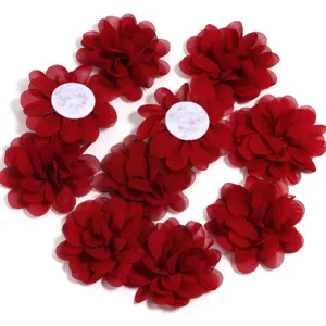 Gedetailleerd uitzicht van donkerrode chiffon bloem applicaties met witte achtergrond voor handwerk.