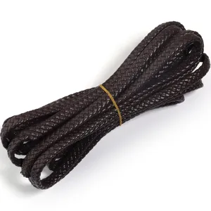 Gedetailleerd uitzicht van donkerbruin plat PU-leder gevlochten touw, ideaal voor handwerk.