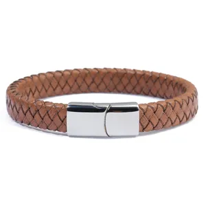 Gedetailleerd opname van de bruine gevlochten echt lederen armband met stalen sluiting.