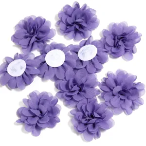 Detailopname van paarse chiffon kunstbloemen, hoogwaardige stof accessoires voor DIY projecten.