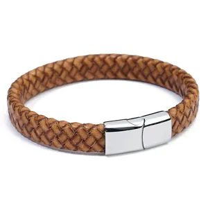 Gedetailleerd overzicht van de bruine gevlochten leren armband met roestvrijstalen magneetsluiting.