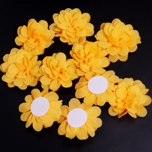 Gele chiffon stoffen bloemen met viltrug voor DIY handgemaakte haaraccessoires en knutselen.