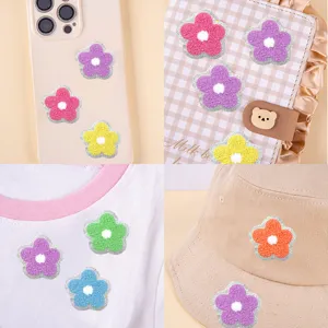 Toppe di fiori ricamati in spugna con bordi glitterati, ideali per vestiti e cover fai-da-te.