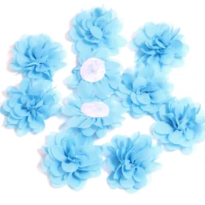 Gedetailleerd overzicht van blauwe chiffon anjer bloemen DIY knutselaccessoires voor haarspelden.