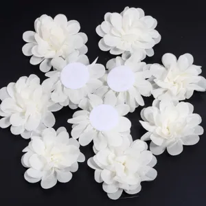 Witte chiffon bloem accessoires voor DIY knutselen, haarspelden, kleding, schoenen en tassen.