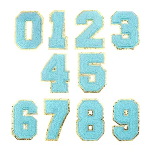 Toppe ricamate con numeri in ciniglia azzurro chiaro e bordo glitter oro termoadesive.