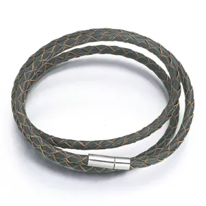 Vista detallada del cordon de pulsera de cuero trenzado verde oscuro con cierre magnetico plateado.