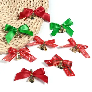 Noeuds de Noël avec cloches dorées, rubans rouges et verts pour décoration de fête.
