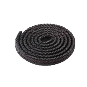 Detailopname van het zwarte gevlochten PU lederen platte koord voor tasriem en accessoires.