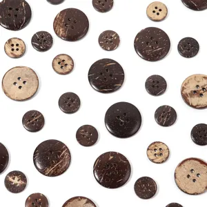 Gros plan de boutons en coque de noix de coco naturels à quatre trous avec texture unique.