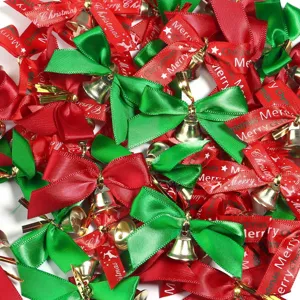 Noeud de Noel avec petite cloche dores decoration de fete festive rouge et vert