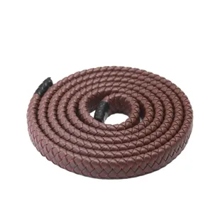Gedetailleerde close-up van bruine PU-leder gevlochten platte touwriem voor tasaccessoires.