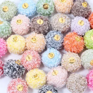Colgantes de pompón de felpa de color con anillo dorado para joyería llaveros de bricolaje.
