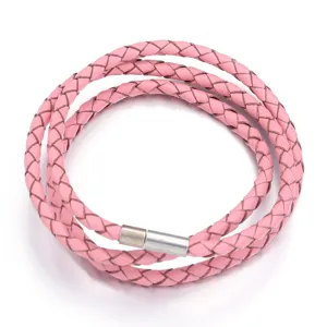 Detalle cercano del cordon de cuero trenzado rosa con tejido limpio y cierre metalico.