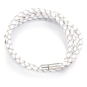 Vista detallada de pulsera envolvente de cuero trenzado blanco con cierre magnético metálico.