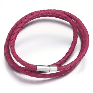 Cordón de cuero trenzado magenta en detalle, pulsera y collar DIY hechos a mano de varias vueltas.