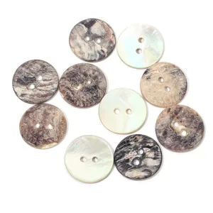 Boutons en coquillage naturel avec deux trous, nacre et motifs mouchetés pour vêtements.
