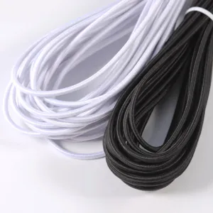Gedetailleerde opname van zwart en wit elastisch koord, hoge elasticiteit latex rond koord.
