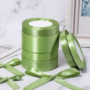 Dettaglio nastro di raso verde, perfetto per decorazioni nuziali, confezioni regalo e fiocchi.