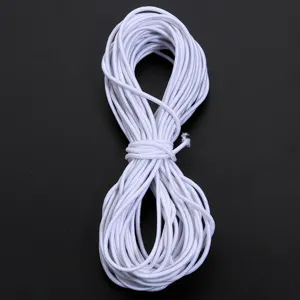 Detailopname van witte elastische koordspoel, flexibele ronde rubberen band voor kleding en naaien.