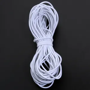 Gedetailleerd overzicht van wit rond elastisch koord, hoge stretch rubberband voor kleding en naaien.