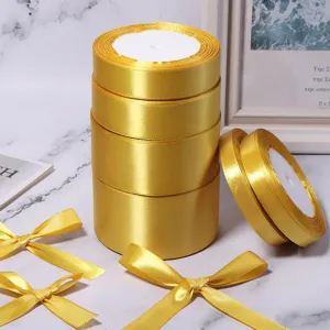 Nastri di raso giallo in rotolo e fiocchi decorativi per confezioni regalo e progetti fai da te.