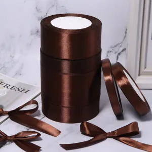 Rotolo di nastro di raso marrone per confezioni regalo matrimonio e fiocchi fai da te.