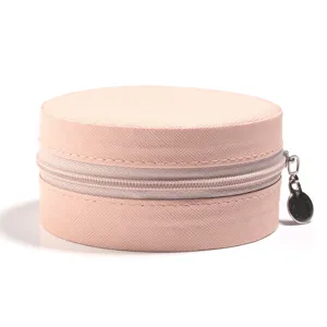 Gedetailleerd overzicht van een roze rond reis sieradendoosje, ideaal voor ring opslag.