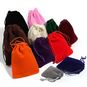 Set di sacchetti con coulisse in velluto colorato per gioielli e piccoli regali di stoccaggio.