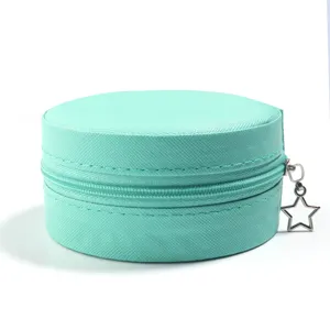 Detail van de ronde mintgroene PU-lederen sieradendoos met soepele rits en sterhanger.