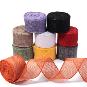 Rotoli di nastro di juta colorato con bordi metallici mostrati in dettaglio per bricolage.