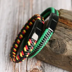 Detail van gevlochten PU leren koppelarmband met zwarte magnetische roestvrijstalen sluiting.