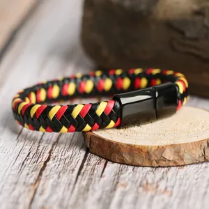 Detailopname van de gevlochten PU-lederen armband met gekleurde koorden en magnetische sluiting.