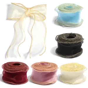 Vista dettagliata del nastro in organza trasparente con bordo dorato per decorazioni.